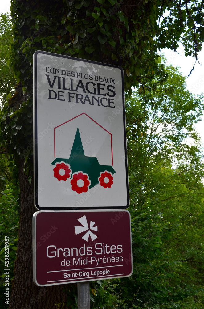 Panneau de SantCirq Lapopie, un des plus beaux villages de France