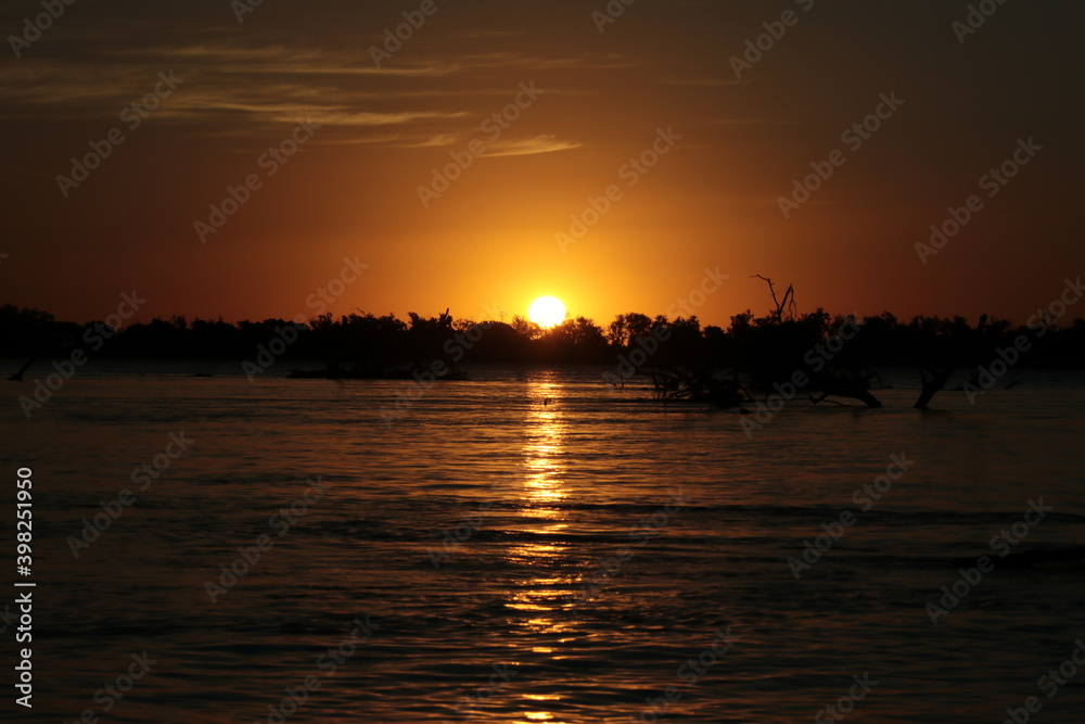 Atardecer en el río