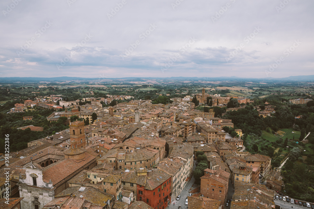 Obraz premium Panoramic view of Siena city with historic buildings and streets
