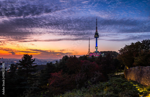 Obraz na płótnie Namsan tower at sunset, Seoul South Korea. w salonie