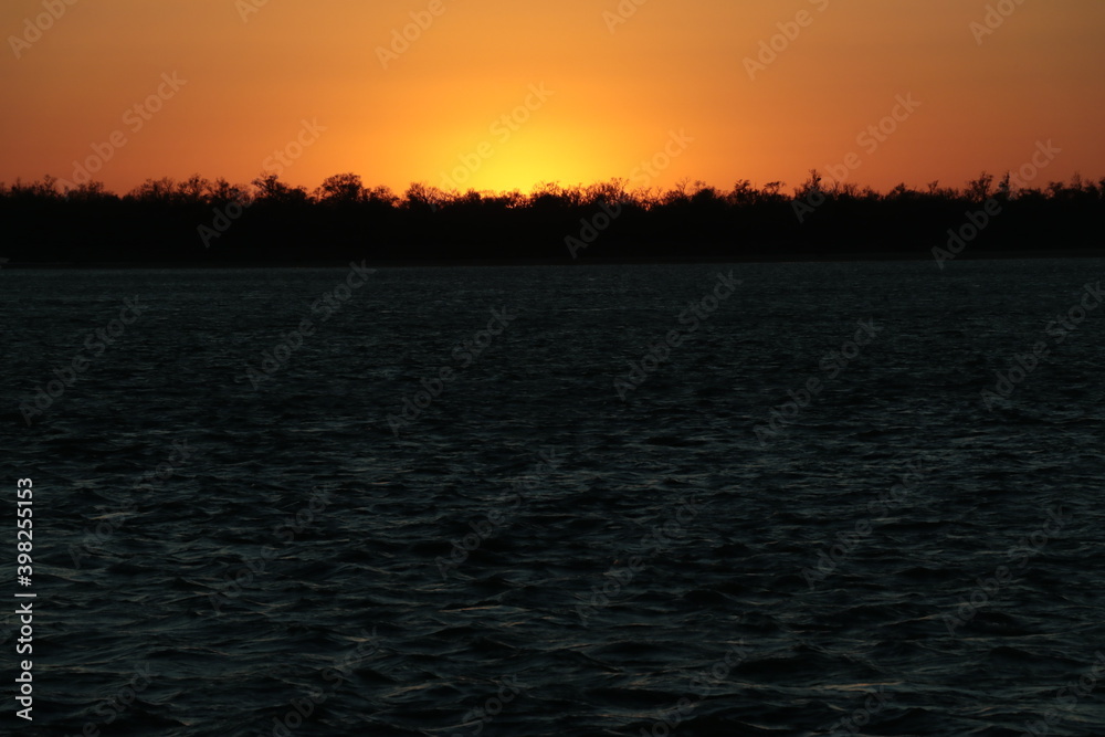 Naklejka premium Amanecer en el río Paraná