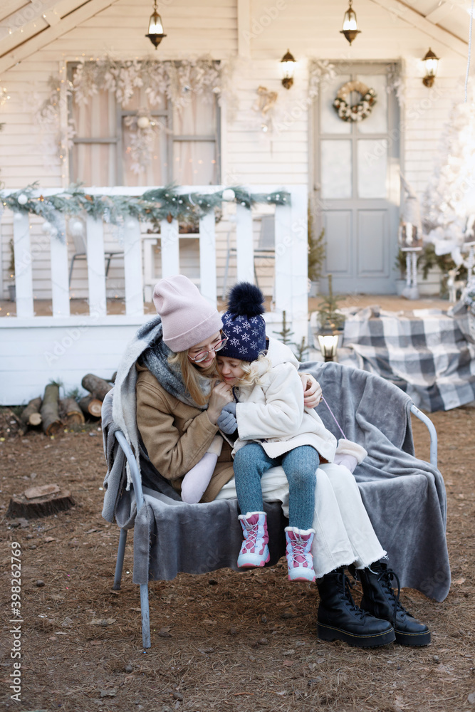 Obraz premium mom and daughter have fun on the face of winter