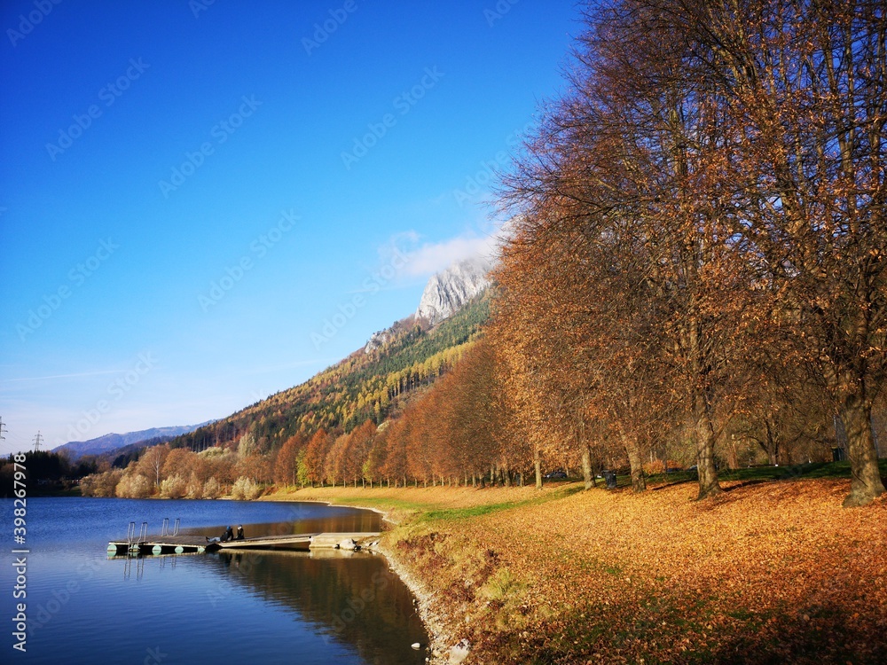 Idyllischer Bergsee Alpensee im Herbst Idyllischer Bergsee Alpensee im Herbst