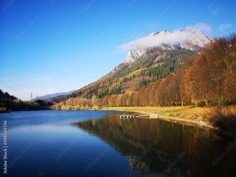 Obraz premium Bergsee Alpen im Herbst