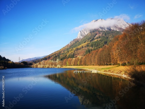 Bergsee Alpen im Herbst