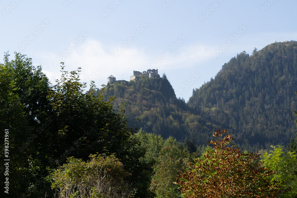 Alpen Berg Panorama mit grüner Wiese und wolken Alpen Berg Panorama mit grüner Wiese und wolken