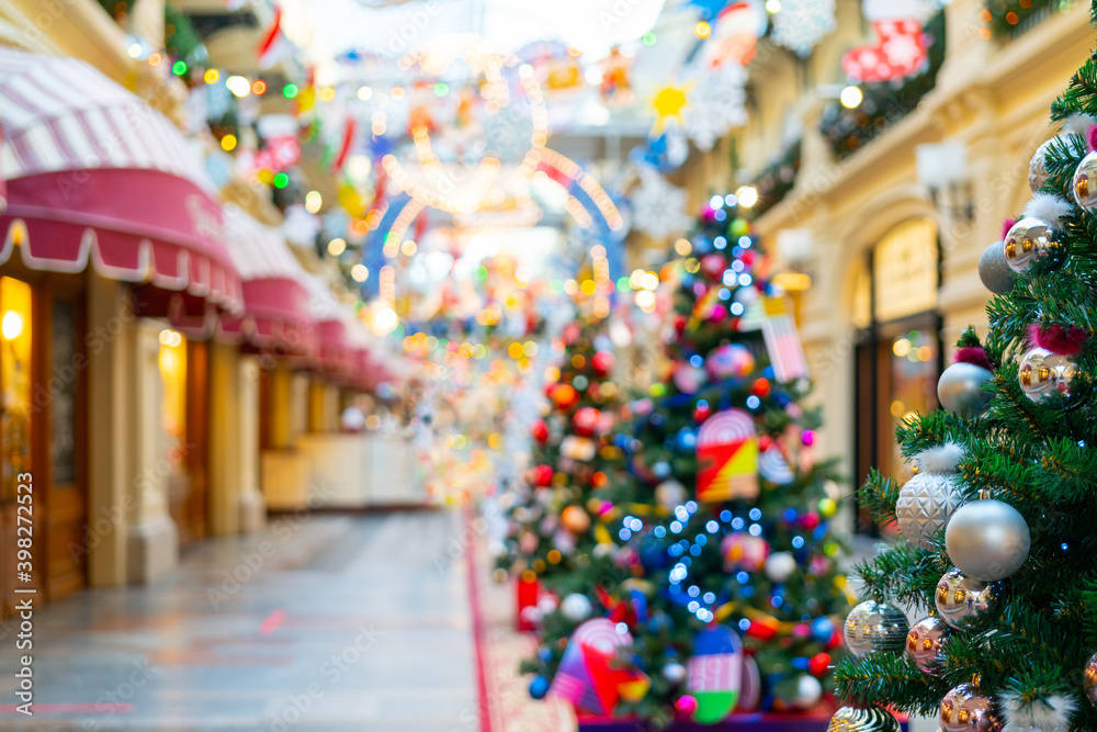 Naklejka premium Beautiful Christmas background. Christmas tree decorated with toys, lights and tinsel.