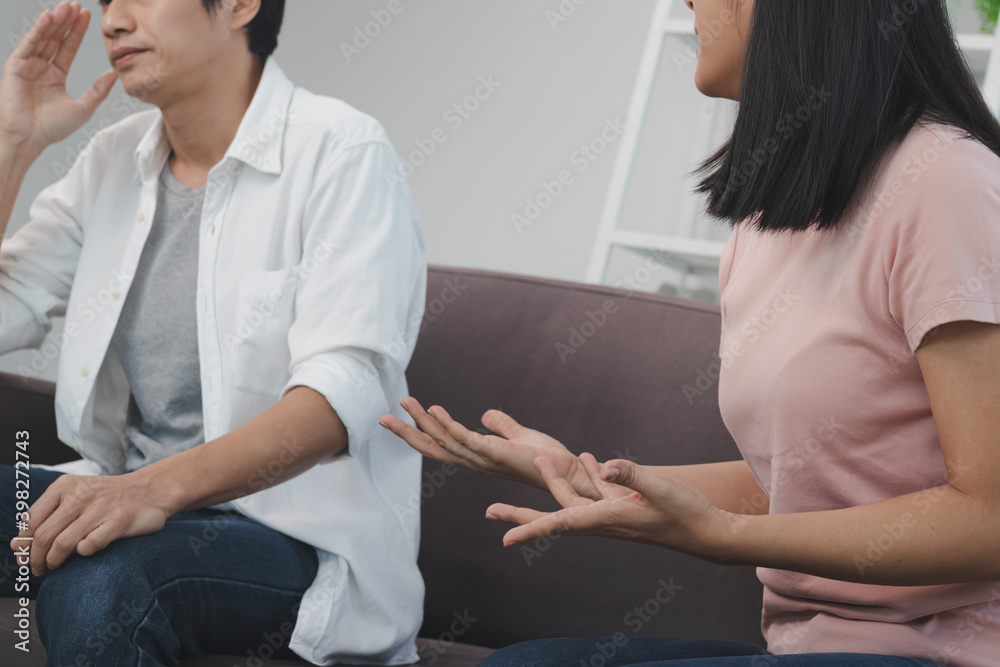 Obraz premium Unhappy young asian couples fight, quarrel on the couch, relationships are in trouble. Each person was angry, emotionally and shouting at each other.