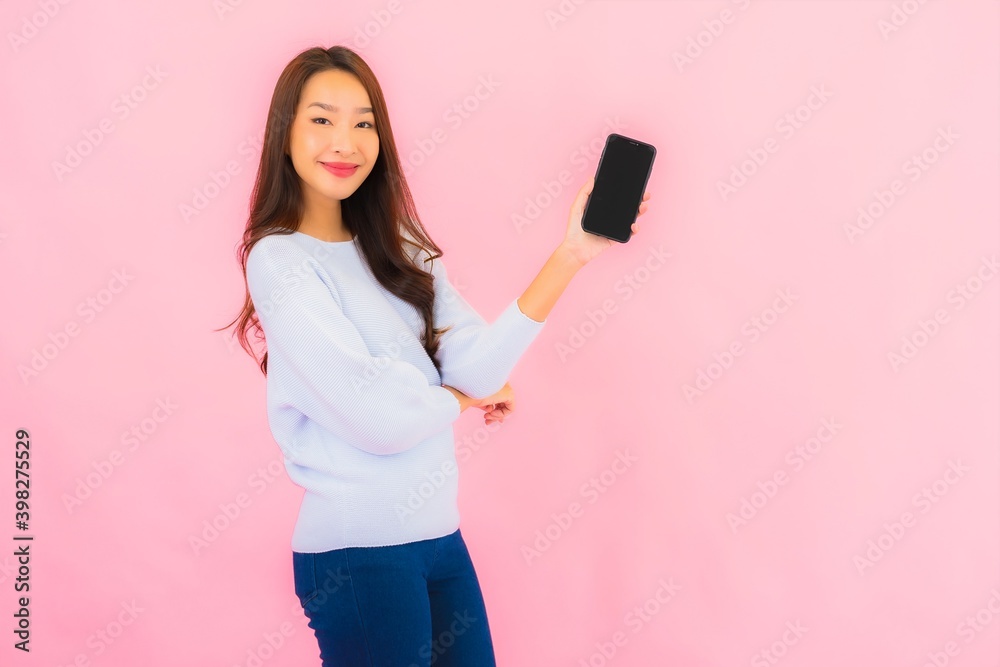 Naklejka premium Portrait beautiful young asian woman use smart mobile phone