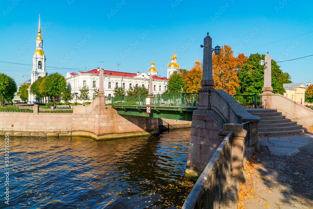 Fototapeta premium Bell tower and Sea Cathedral of St. Nicholas, Krasnogvardeysky bridge over the Griboyedov Canal, Saint Petersburg.