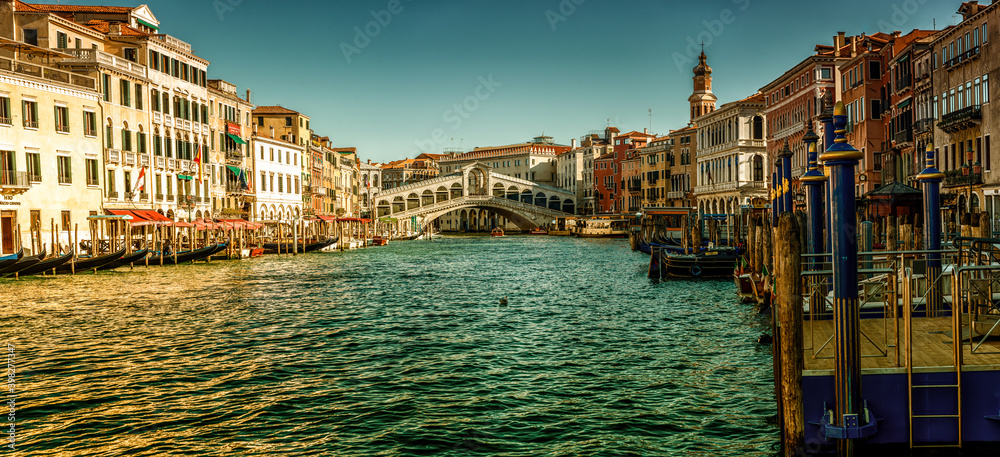 Panoramic of the famous Rialto Bridge over the Grand Canal in Venice