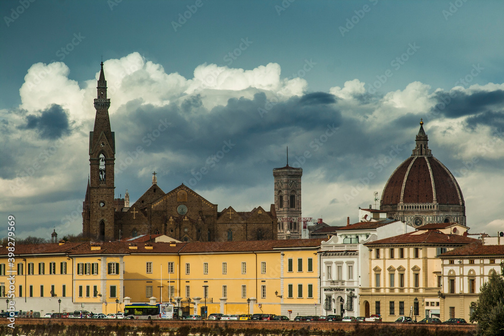 Italia, Toscana, Firenze, veduta della città con nuvole.