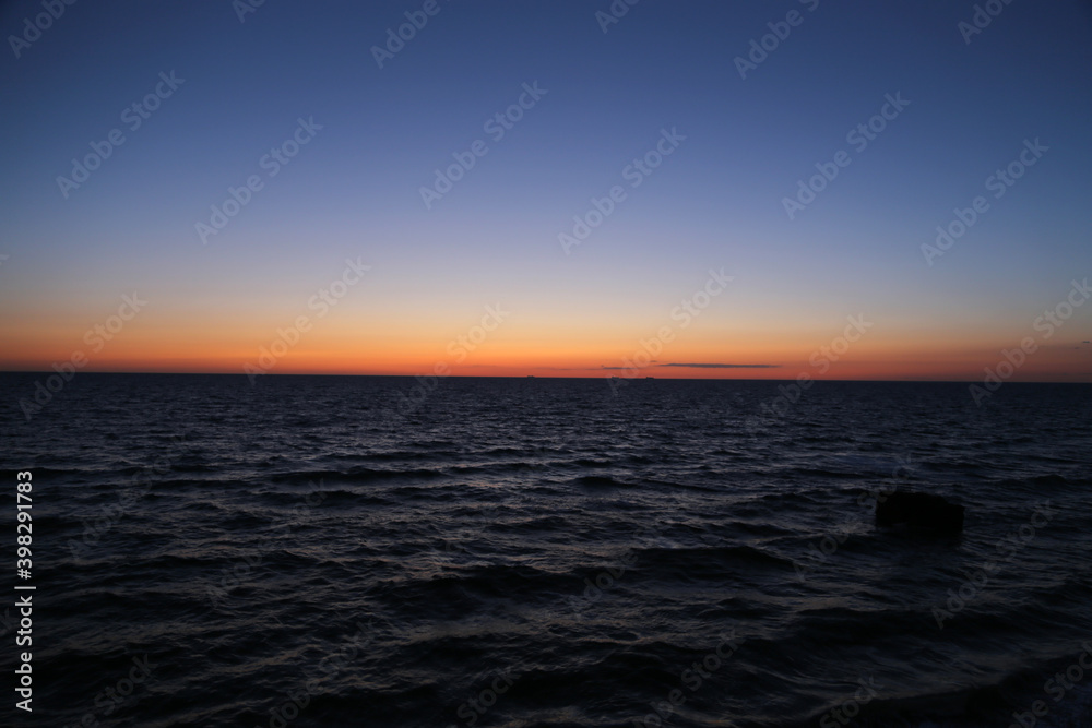 Blaue Stunde an der Ostsee Küste im Frühling