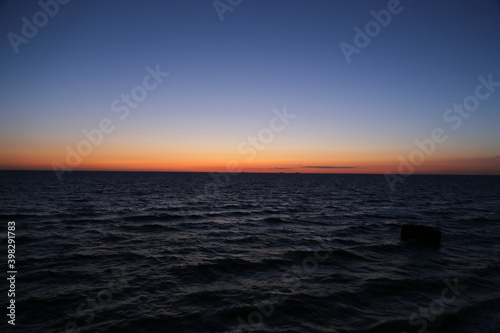 Blaue Stunde an der Ostsee K  ste im Fr  hling