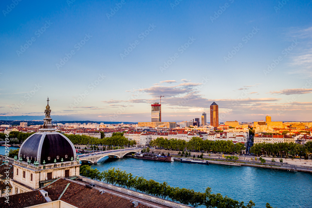 Fototapeta premium Vue de Lyon depuis les hauteurs de l'hôtel dieu