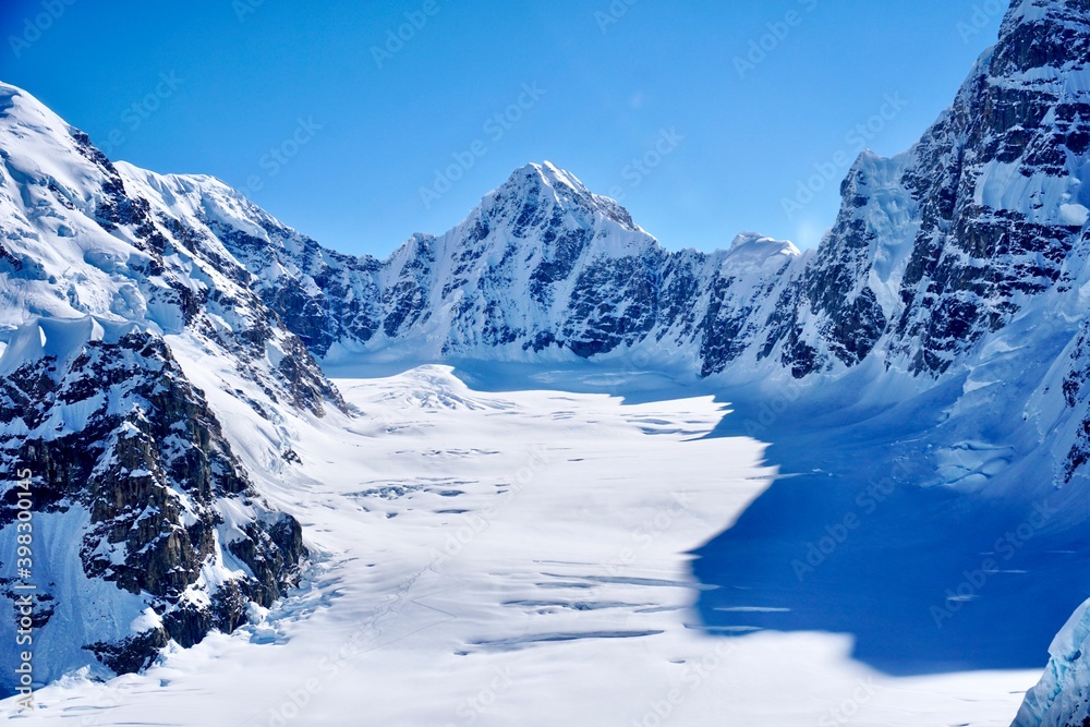 Obraz premium Aerial View of a Glacier Valley in the Alaska Range