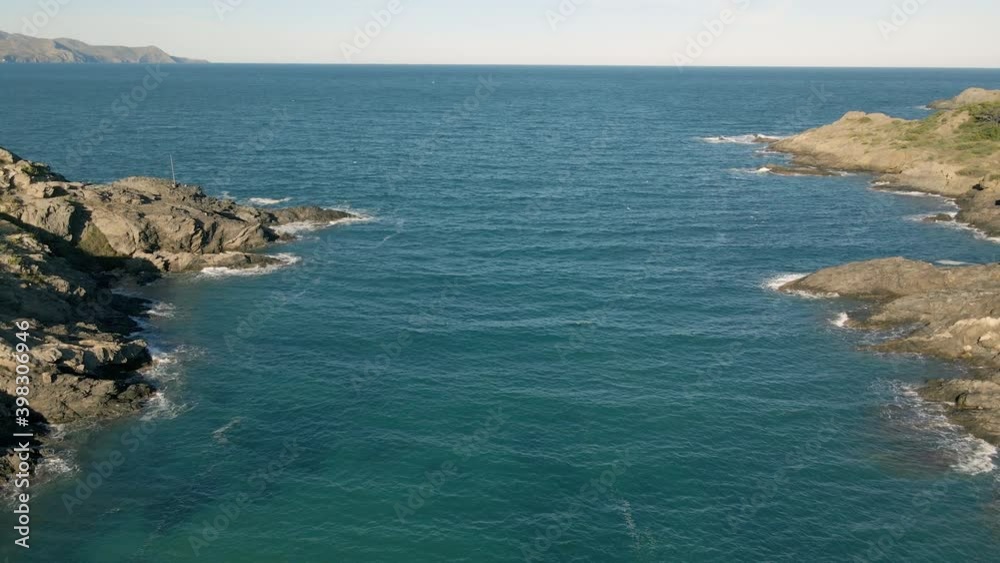Vuelo sobre una cala en el mediterráneo con el mar en calma Vuelo sobre una cala en el mediterráneo con el mar en calma