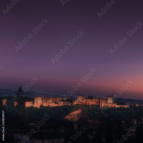Alhambra de Granada al anochecer