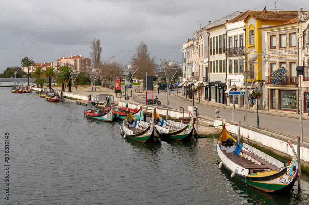 Obraz premium view of the canals and colorful Moliceiro boats in the city center of Aveiro