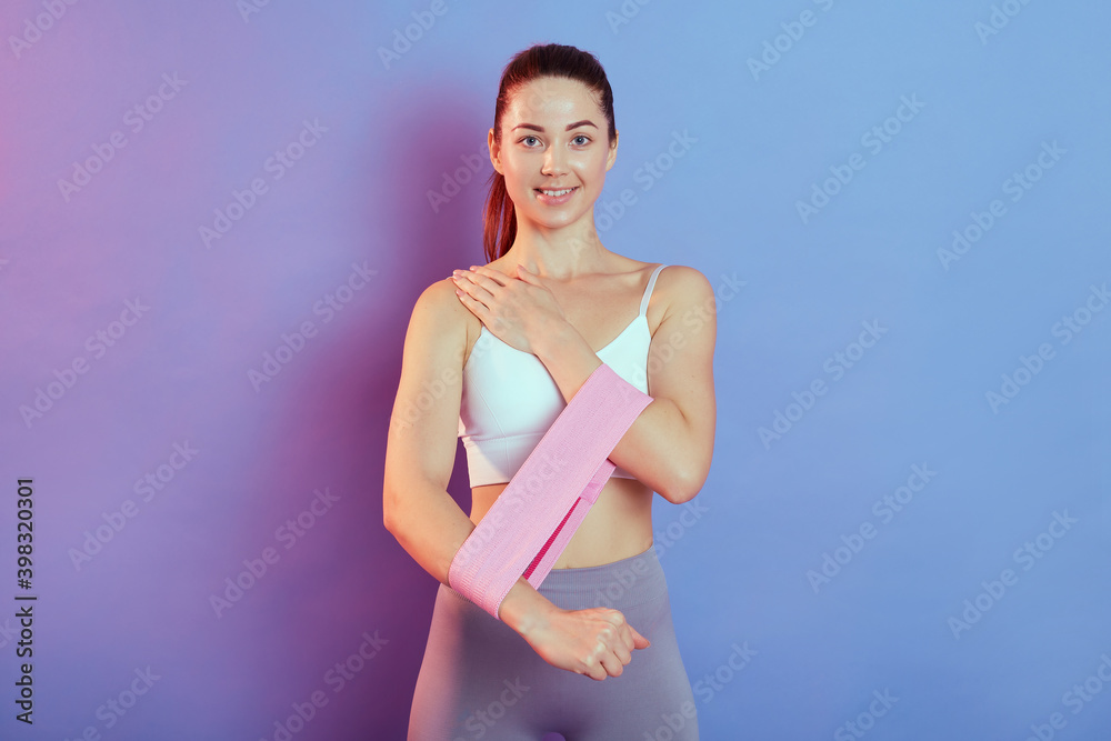 Φωτογραφία Close-up portrait of sporty female with beautiful trained body work out for hands muscles