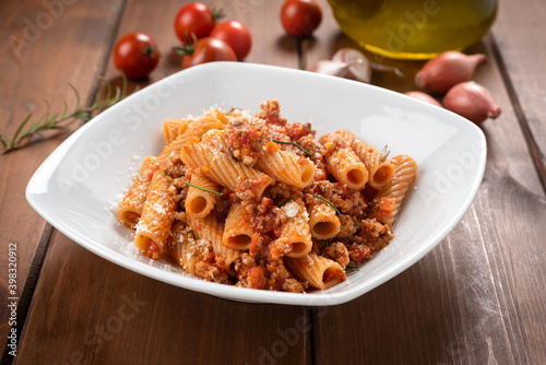 Piatto di deliziosa pasta con salsa alla bolognese, cibo Italiano