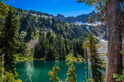 Fototapeta Naklejka Na Ścianę i Meble -  Crystal Clear Snow Lake Views, Mt Rainier National Park, Washington