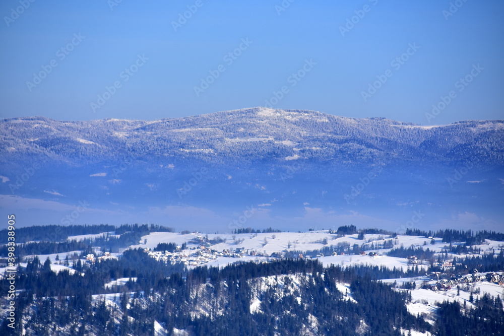 Mroźny dzień w górach, atak zimy, silne mrozy w Beskidach. Zima na Turbaczu w Gorcach. 