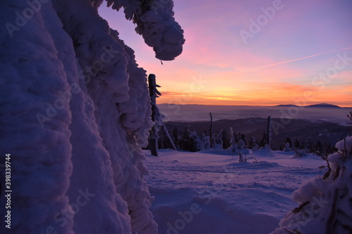 Mroźny dzień w górach, atak zimy, silne mrozy w Beskidach. Zima na Turbaczu w Gorcach.  photo