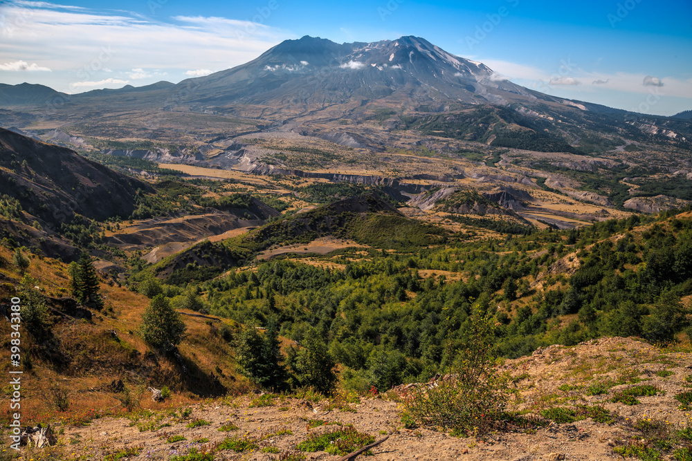 Fototapeta premium Beautiful Views of Mt St Helens, Mt St Helens National Volcanic Monument, Washington state