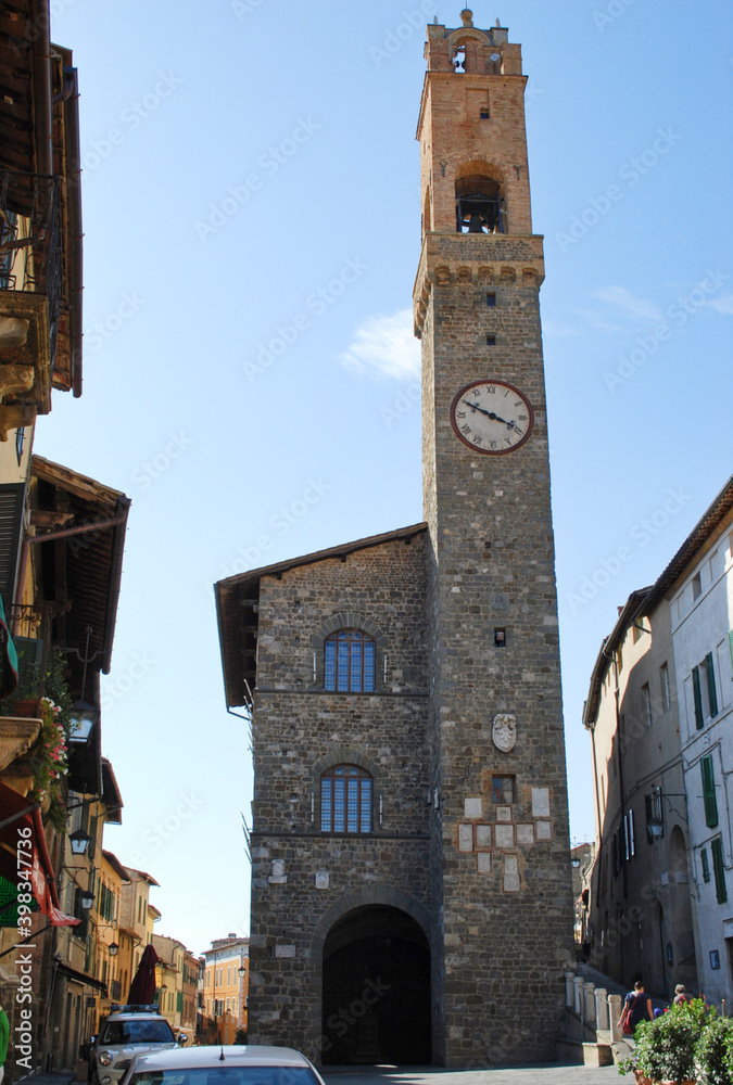 La torre medievale del Palazzo dei Priori di Montalcino in provincia di Siena, Toscana, Italia.