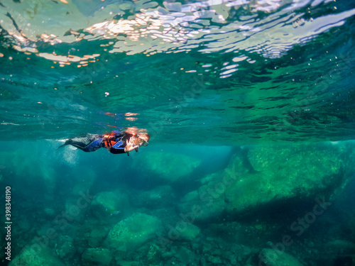 Mujer nadando en la superficie del mar © Mariano_Snchez
