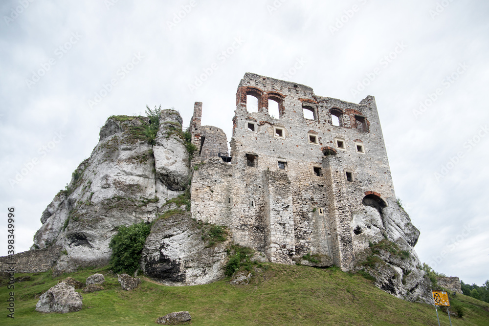 Fototapeta premium Ogrodzieniec medieval teutonic castle in Silesia, Poland.