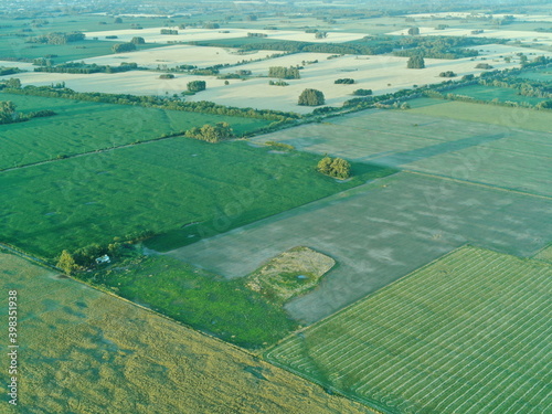 Vista aérea de una zona de chacras, con distintas tonalidades y texturas en la tierra , según lo que ha sido sembrado.