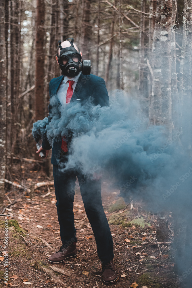Obraz premium man with gas mask and smoke grenade