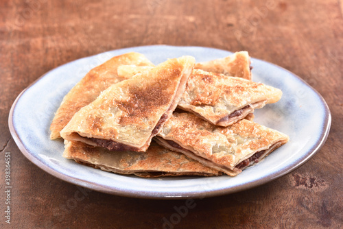  Fried pancakes filled with filling red bean paste