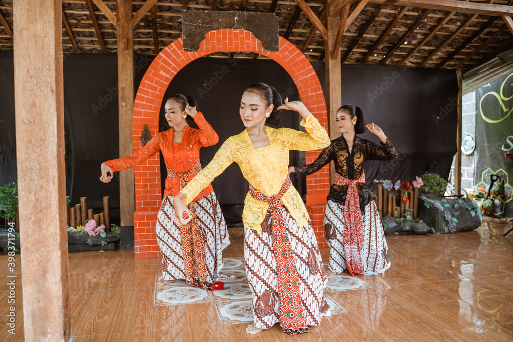 Obraz premium portrait of three young women presenting traditional Javanese dance movements