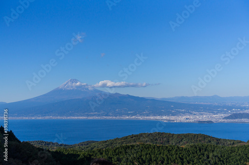 三島、沼津の街並みと駿河湾と富士山