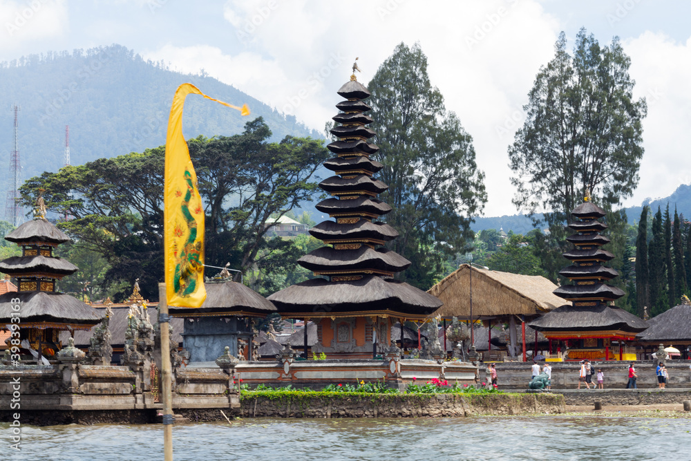 Obraz premium Hinduism temple of Bedugul Lake, Bali Indonesia