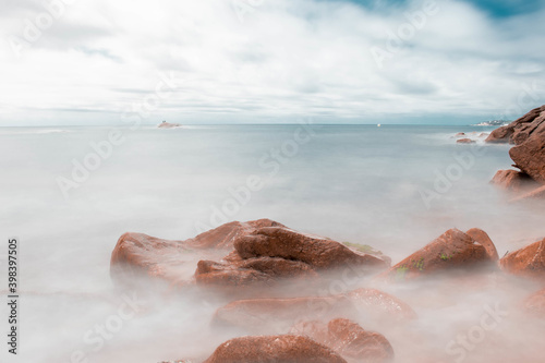 Rocas entre agua efecto seda photo