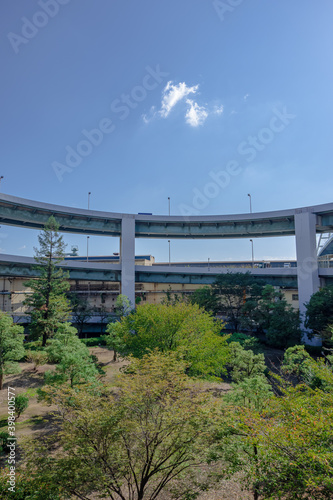 公園から見上げた新木津川大橋の三重ループ © 大出正一
