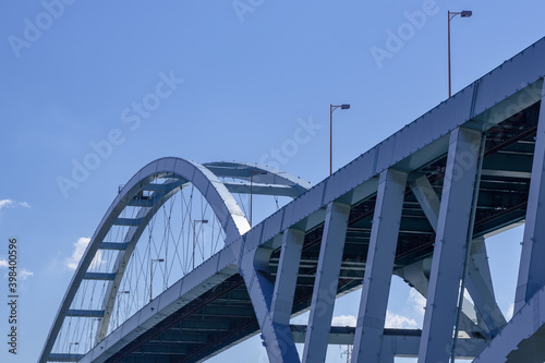 巨大な橋・新木津川大橋のアップ © 大出正一