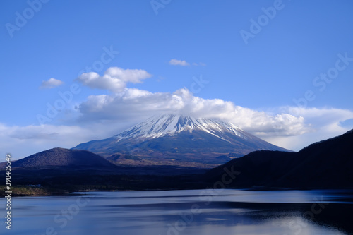 本栖湖からの富士山 © Kazu8