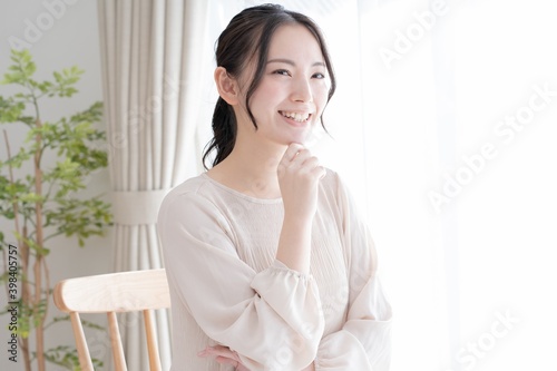 Free Download 部屋で考える日本人女性 - GFXLoad