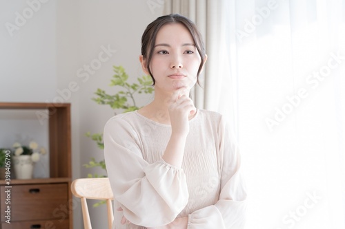 Free Download 部屋で考える日本人女性 - GFXLoad