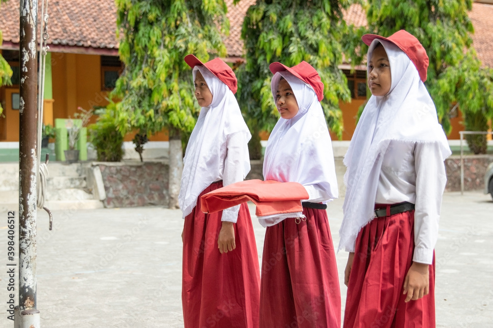 Obraz premium Indonesian flag ceremony performed by indonesian elementary school student in the school