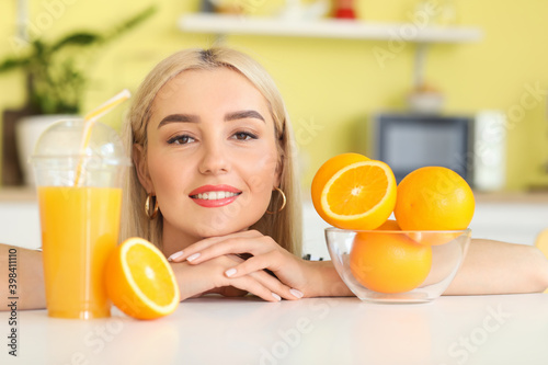 Beautiful young woman drink...