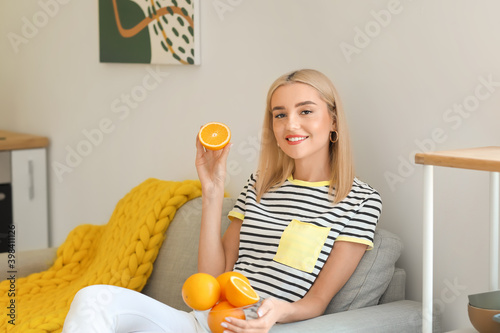 Beautiful young woman eatin...