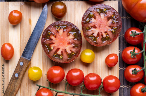 Tableau sur toile Top view of different varieties of tomatoes