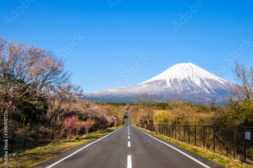 道と富士山 © Kazu8