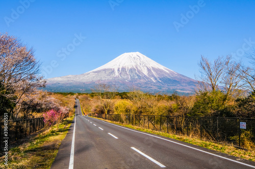 道と富士山 © Kazu8